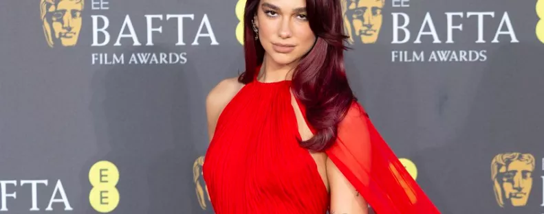 Dua Lipa, Emma Stone, Margot Robbie - Brutális ruhák a BAFTA-gálán - Fotók