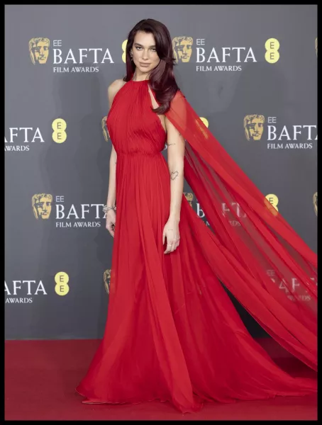 BAFTA 2024, díjátadó, ruhák, Emma Stone, Dua Lipa, 