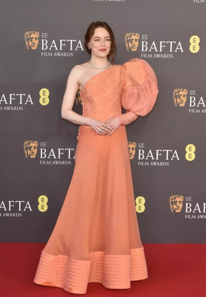 BAFTA 2024, díjátadó, ruhák, Emma Stone, Dua Lipa, 