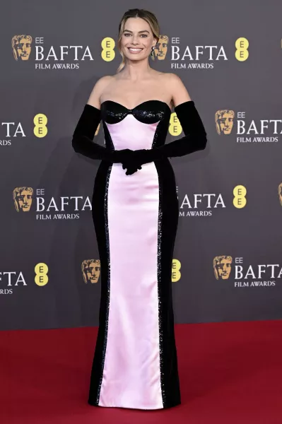 BAFTA 2024, díjátadó, ruhák, Emma Stone, Dua Lipa, 