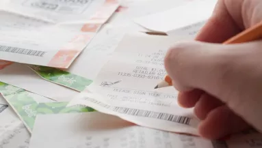 454 milliót nyert a pár a lottón: pár hét után a férfi nő és pénz nélkül maradt