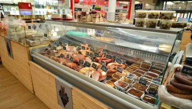 Nyomoz a rendőrség: piacon vett hústól halt meg egy férfi