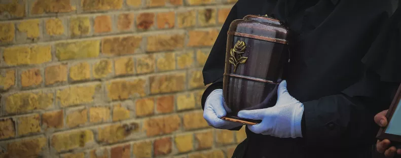 Elvesztette felesége hamvait a férfi: 4 hónap múlva hihetetlen dolog történt