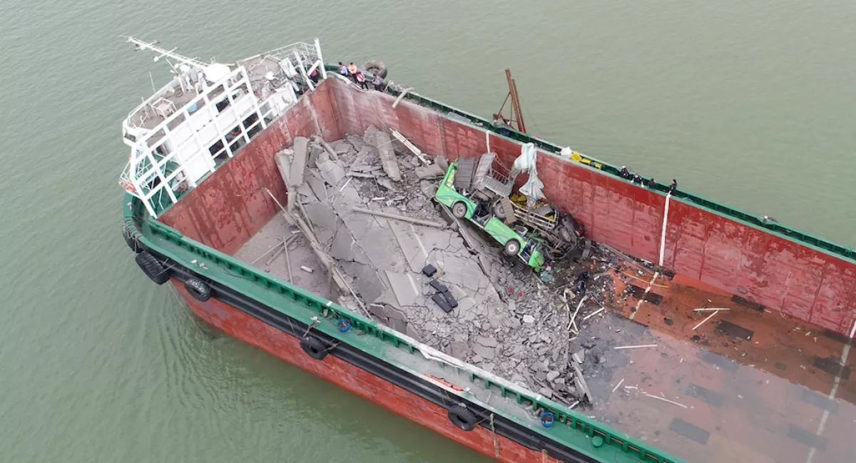 Megjöttek a képek: teherhajó ment a hídnak, autók zuhantak le, emberek haltak meg