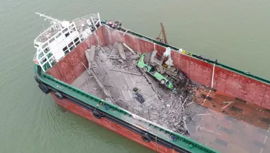 Megjöttek a képek: teherhajó ment a hídnak, autók zuhantak le, emberek haltak meg