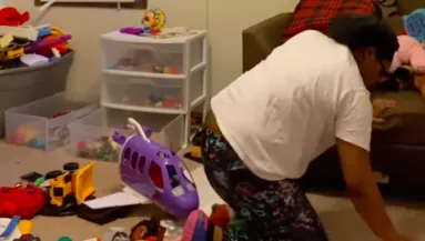 Három gyerekre kellett vigyáznia a bébiszitternek: amit mellette tett, az anya se hitte el - Videó