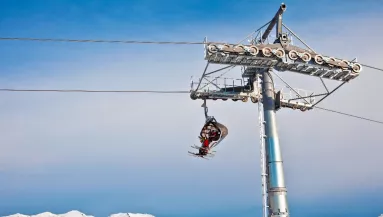 Hátborzongató videó: az életéért küzd a férfi a sífelvonón