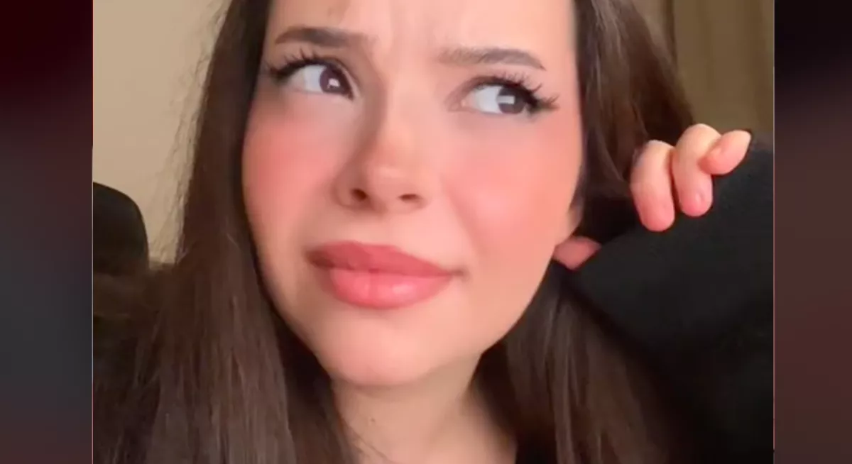 Elaludt a srác a kanapén: amikor a barátnője megnézte a telefonját, leesett az álla - Videó