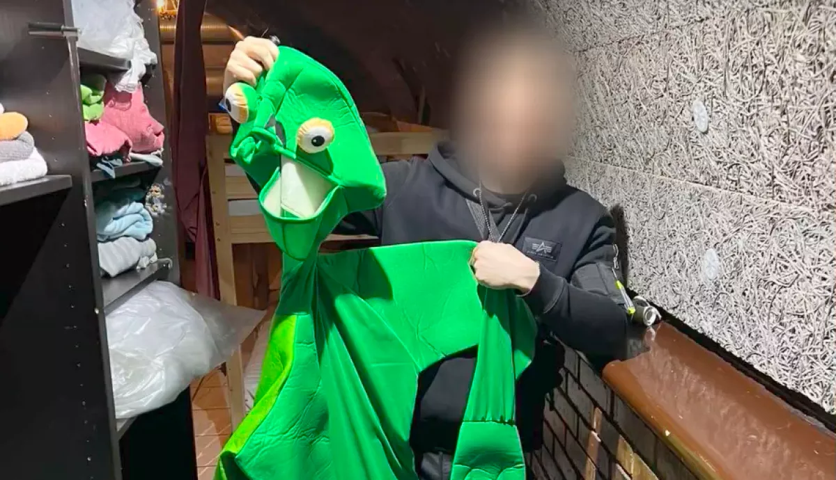 Cigivel, piával, és pénzzel csalt ágyba tizenéves fiúkat a 63 éves Tibor: szexmaszkjai is bizonyítékok - Videó