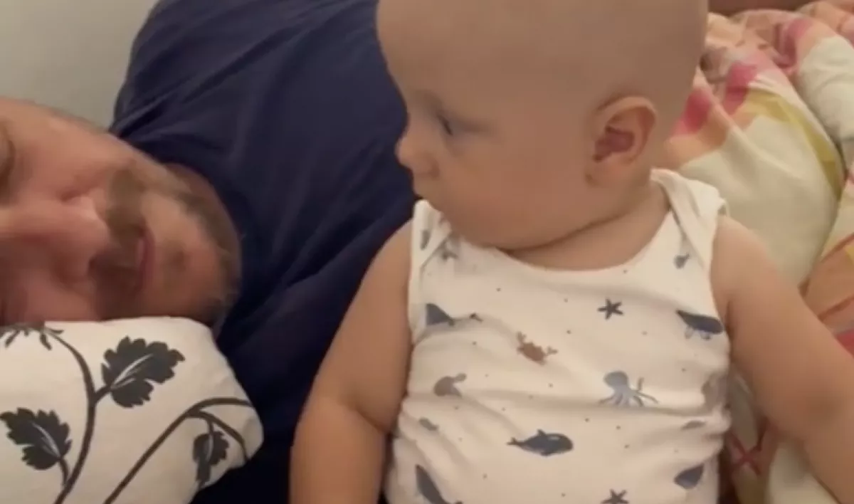 Bealudt és horkolni kezdett az apa altatásnál: a baba reakcióján pusztul a világ - Videó