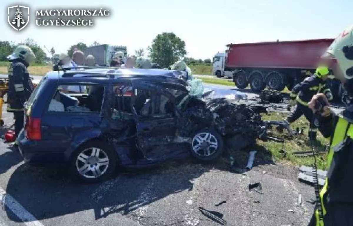 Nem figyelte a táblát a 4-es főúton: belehalt a felesége - Fotók