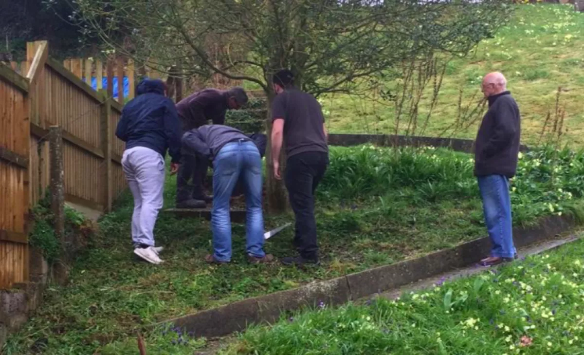 A szomszéd fülese után: őrült felfedezést tett a házaspár a kertjében - Videó