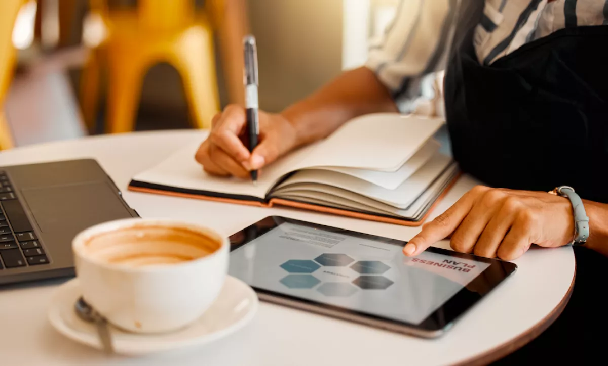 Megdöbbent a pincér, amikor meglátta, mit írt a nő a számlára - Fotók