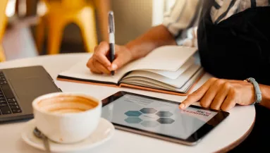 Megdöbbent a pincér, amikor meglátta, mit írt a nő a számlára - Fotók