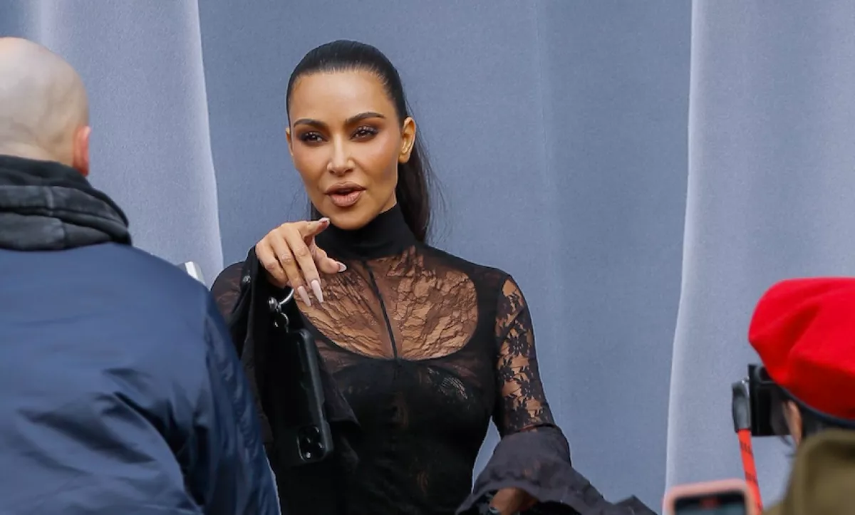 A nők számára a horror: Kim Kardashian bakija a Balenciaga bemutatóján - Fotók