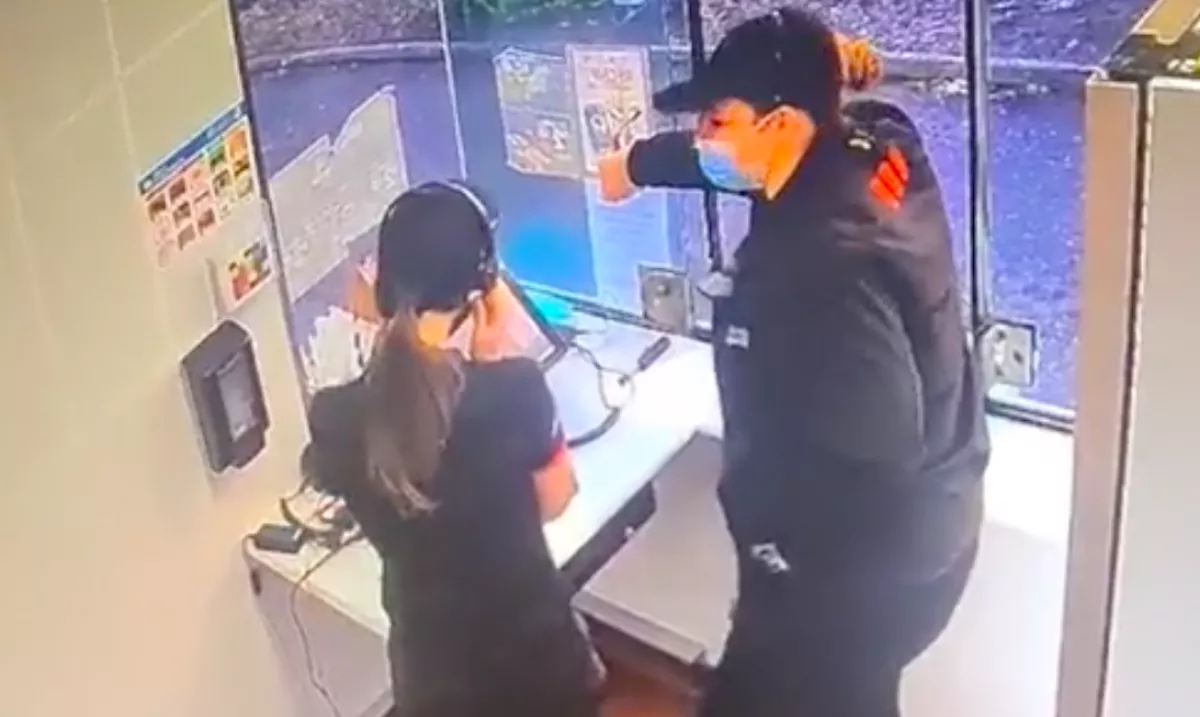 Sokkolta a kollégáit a KFC-ben: katasztrófális lett a lány első munkanapja - Videó