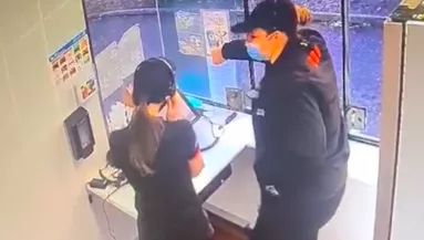 Sokkolta a kollégáit a KFC-ben: katasztrófális lett a lány első munkanapja - Videó