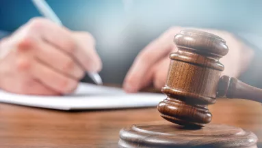 Négy és fél évet kapott egy katolikus pap: éveken át molesztált gyerekeket