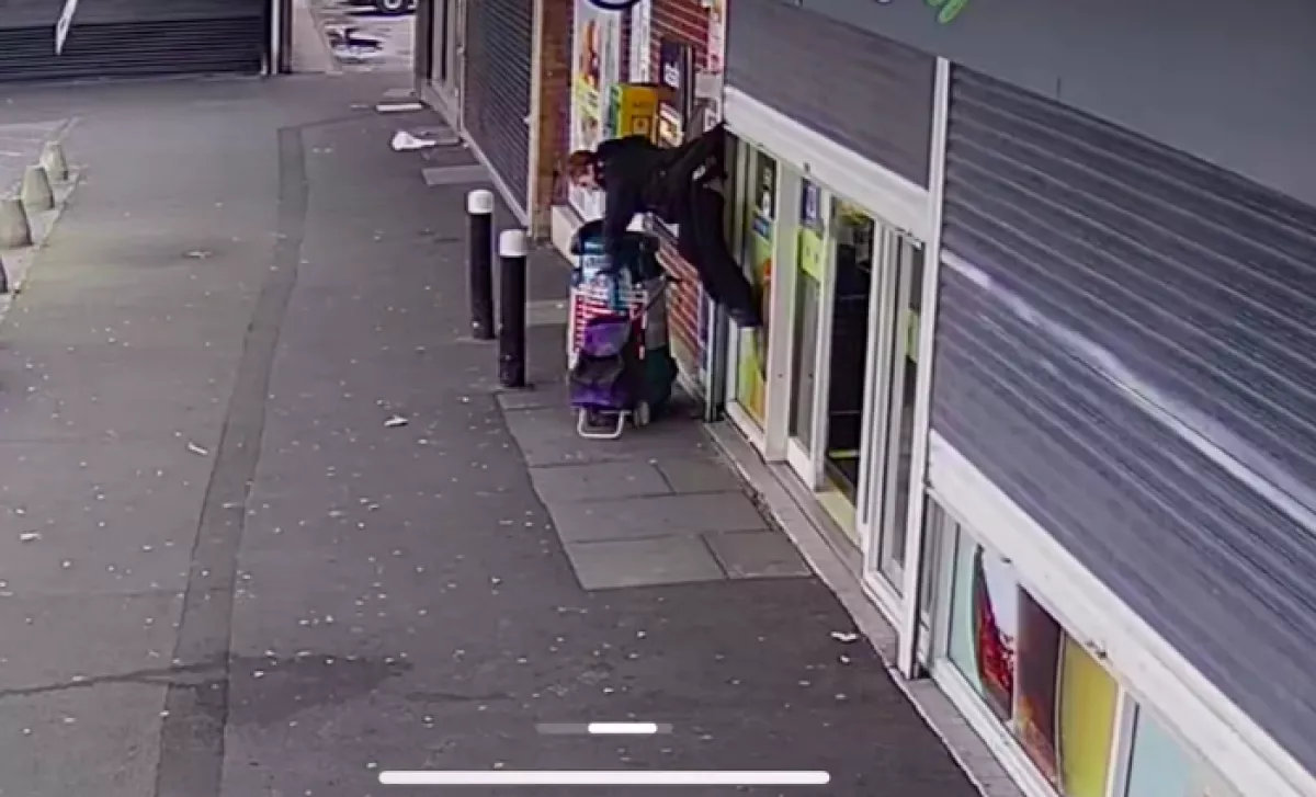 Békésen állt a takarítónő a szupermarket előtt: majd hirtelen felszállt - Videó