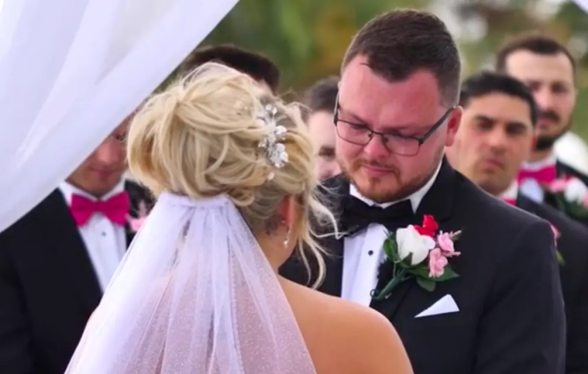 Nevetésben tört ki a könnyező vőlegény, amikor meglátta, mi történt a menyasszonyával - Videó