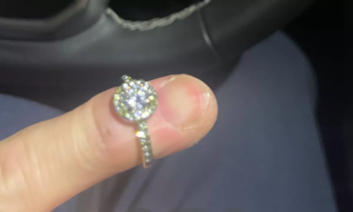 Egy gyűrűt talált a kocsiban a férfi és megmutatta a feleségének: ekkor lett probléma