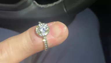 Egy gyűrűt talált a kocsiban a férfi és megmutatta a feleségének: ekkor lett probléma