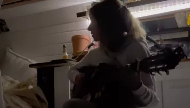 Egyedül kempingezett az erdőben a lány: majd hirtelen az élete lett a tét - Videó