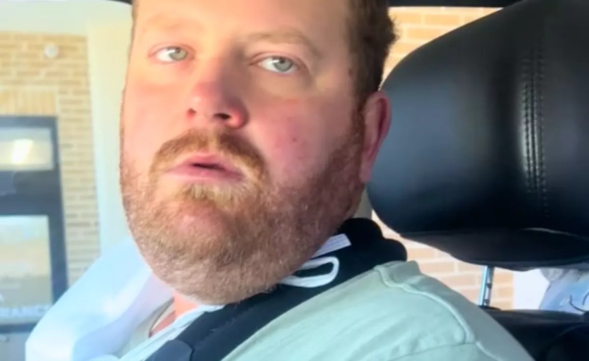 Felvette a férfit a neje a vállműtétje után: amit a fickó ezután kérdez, ijesztő - Videó