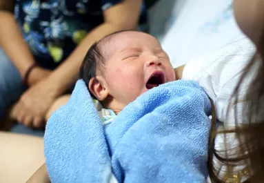 Császármetszéssel született: amit a baba hüvelykujján találtak, olyat az orvosok sem láttak még