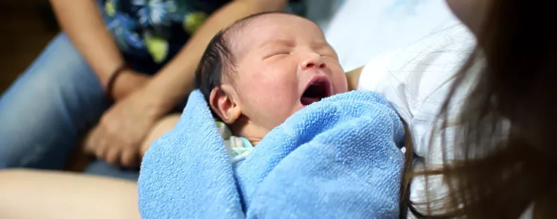 Császármetszéssel született: amit a baba hüvelykujján találtak, olyat az orvosok sem láttak még