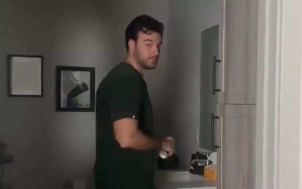 Mélyen aludt a nő éjszaka: csak reggel tudta meg, mit csinált közben a barátja - Videó