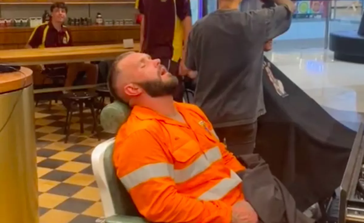 Elaludt a fáradt építőmunkás a szalonban: amit a fodrász tett, megható - Videó