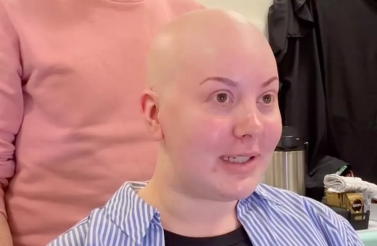 Parókát és sminket kapott a kopasz nő: amikor meglátta magát, patakokban folytak a könnyei - Videó