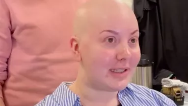 Parókát és sminket kapott a kopasz nő: amikor meglátta magát, patakokban folytak a könnyei - Videó