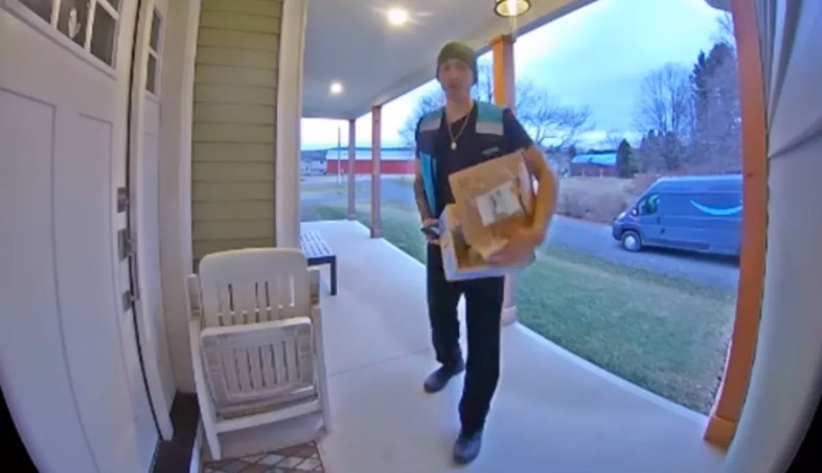 Kihozta a csomagot az Amazon-futár: a bejáratnál olyat tett, hogy pusztul a világ - Videó