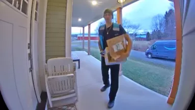 Kihozta a csomagot az Amazon-futár: a bejáratnál olyat tett, hogy pusztul a világ - Videó