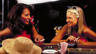 A Jackie Brown szexi sztárjai voltak: így néz ki ma Bridget Fonda és Pam Grier - Fotók