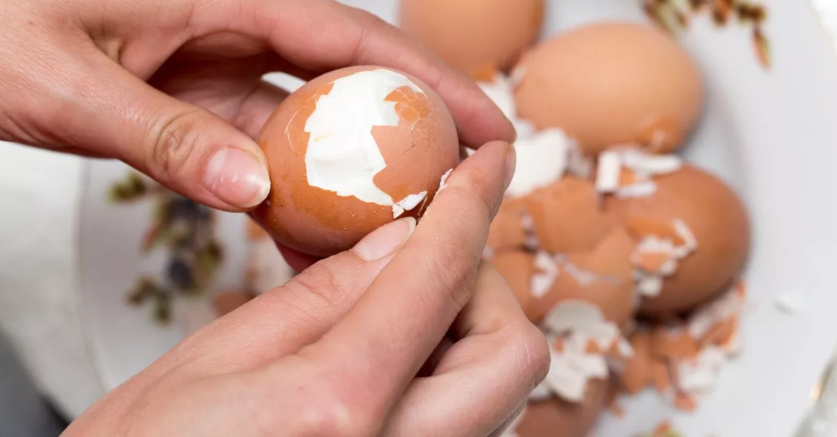 Hibátlan végeredmény: ha így főzöd a tojást, egyben jön le a héja és nem ragad a fehérjére