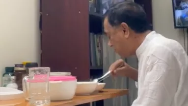 Amikor a lány rájött, miért eszik szívesebben egyedül esténként az apja, összetört a szíve - Videó