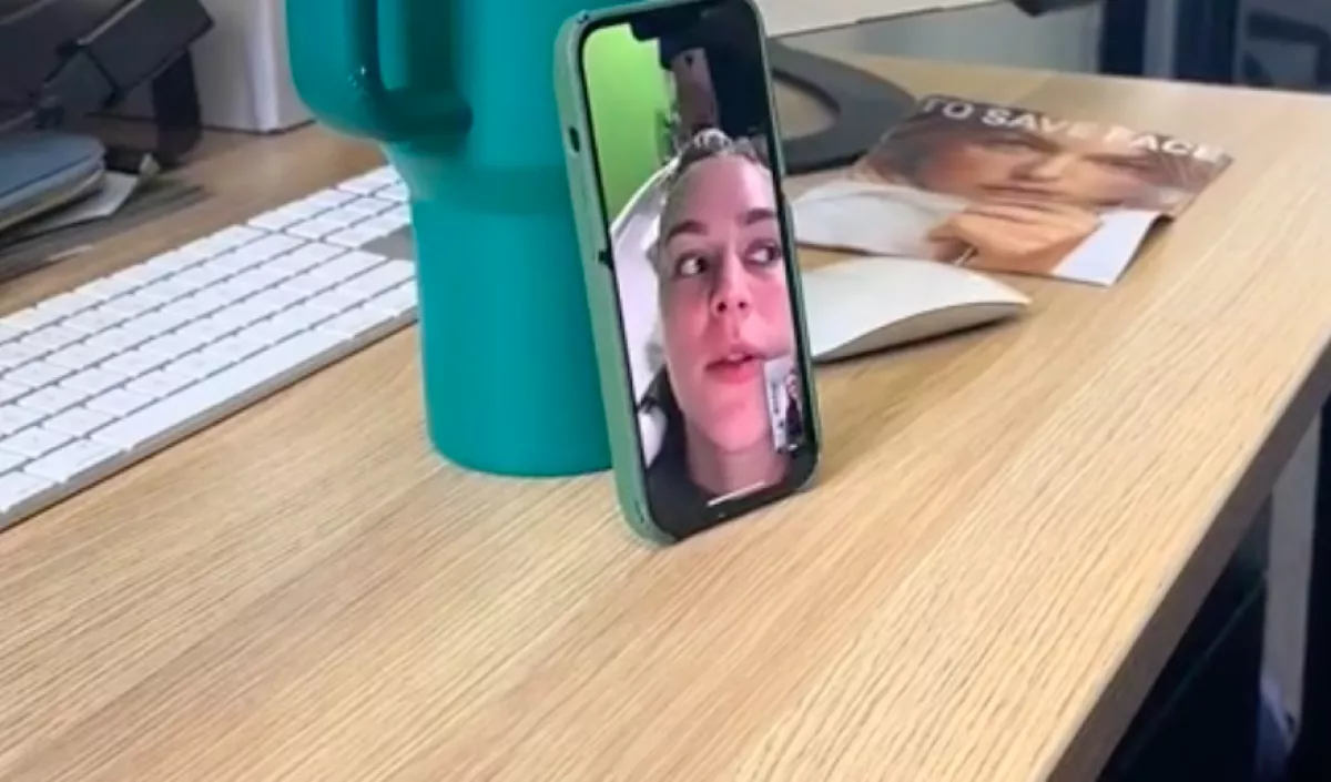 Felhívta a nő a Z generációs asszisztensét: amikor meglátta, mit csinál, nem jutott szóhoz - Videó