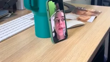 Felhívta a nő a Z generációs asszisztensét: amikor meglátta, mit csinál, nem jutott szóhoz - Videó