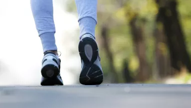 Kartondoboz talált a futó, rajta egy üzenettel: megváltozott az egész élete - Videó