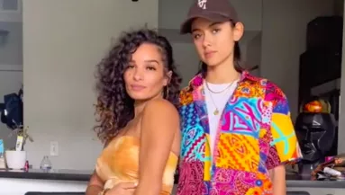 Borzalmasan fáj a lány lába: amit a barátnője tesz, milliók szívét olvasztja meg - Videó