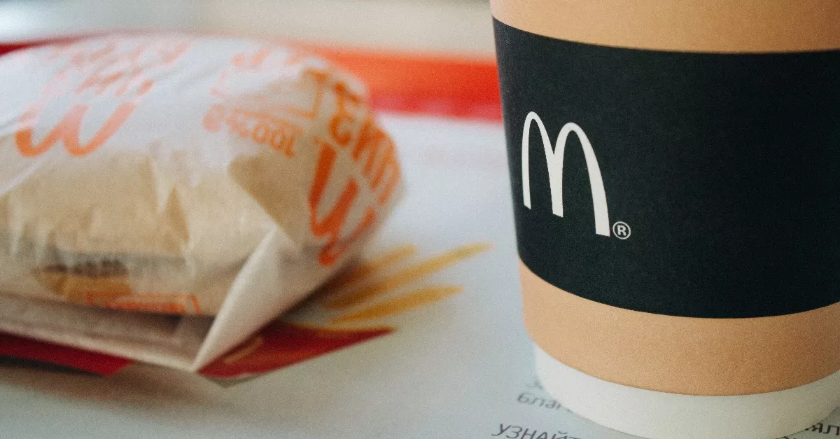 Sajtburgert kért a McDriveban: gyomorforgató, mit talált benne a srác - Fotó