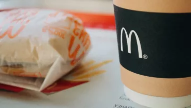 Sajtburgert kért a McDriveban: gyomorforgató, mit talált benne a srác - Fotó