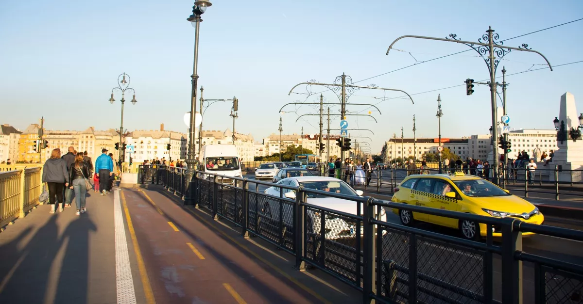 KRESZ-teszt: ki hajthat át először ezen a kereszteződésen? 10 emberből csak 1 tudja