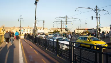 KRESZ-teszt: ki hajthat át először ezen a kereszteződésen? 10 emberből csak 1 tudja