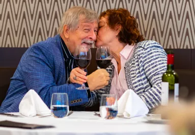 50 éve házasok: nem akárhol fotózták le Várkonyi Andrást és feleségét - Fotók