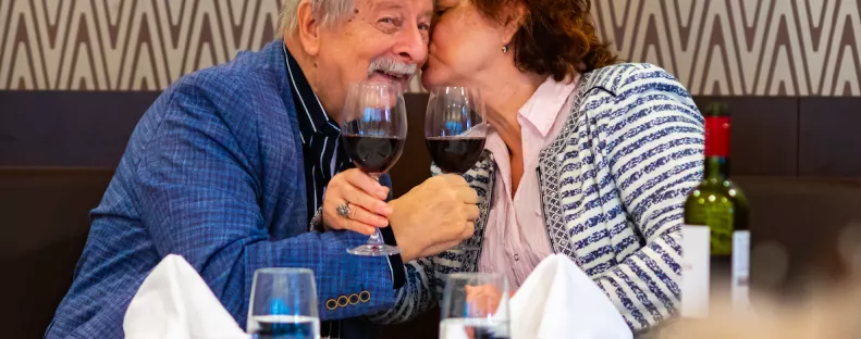 50 éve házasok: nem akárhol fotózták le Várkonyi Andrást és feleségét - Fotók