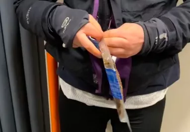 Gyomorforgató felvétel a metróban: bizarr ételt vett elő a srác - Videó